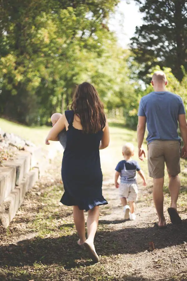 Australische Familie mit Muter, Vater und Kindern auf einem Weg