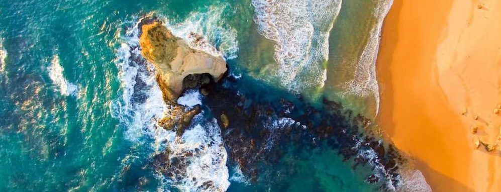 Blick auf Twelve Apostels von oben an der Great Ocean Road in Australien
