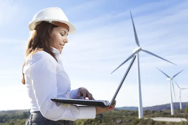 Arbeiten in Australien: Australische Ingenieurin vor Windpark