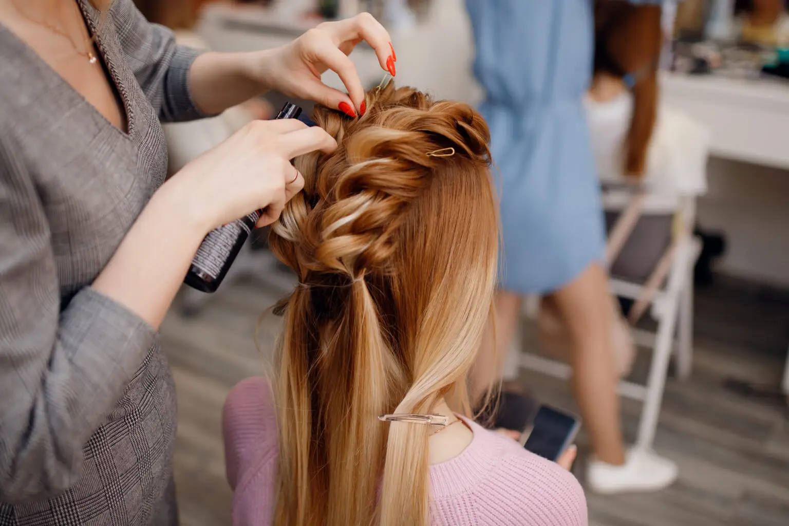 Woman,Teacher,Helping,Students,Girl,Training,To,Hairdressers