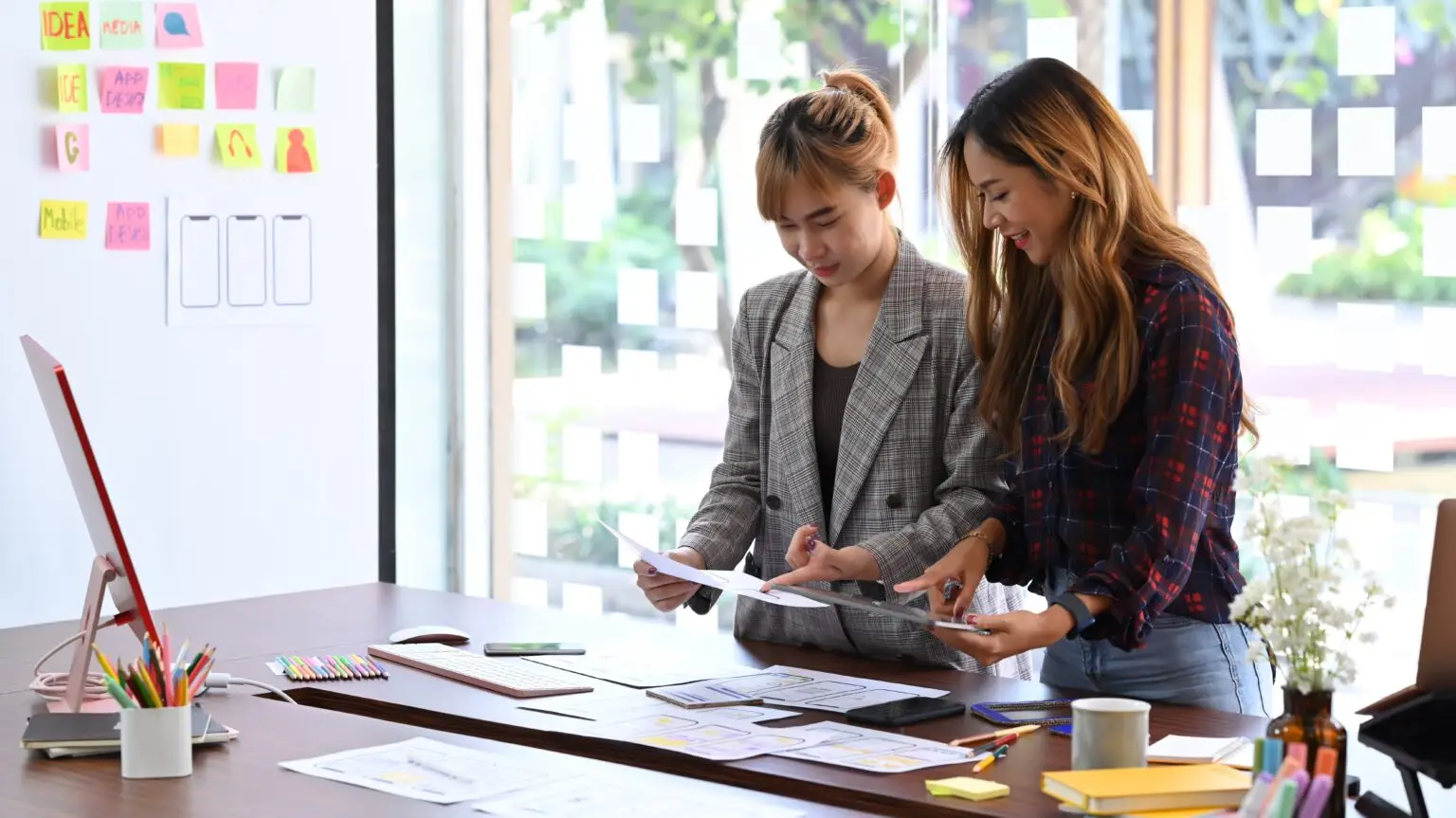 Team,Of,Ui,Designer,Discussing,About,Mobile,App,Interface,Wireframe