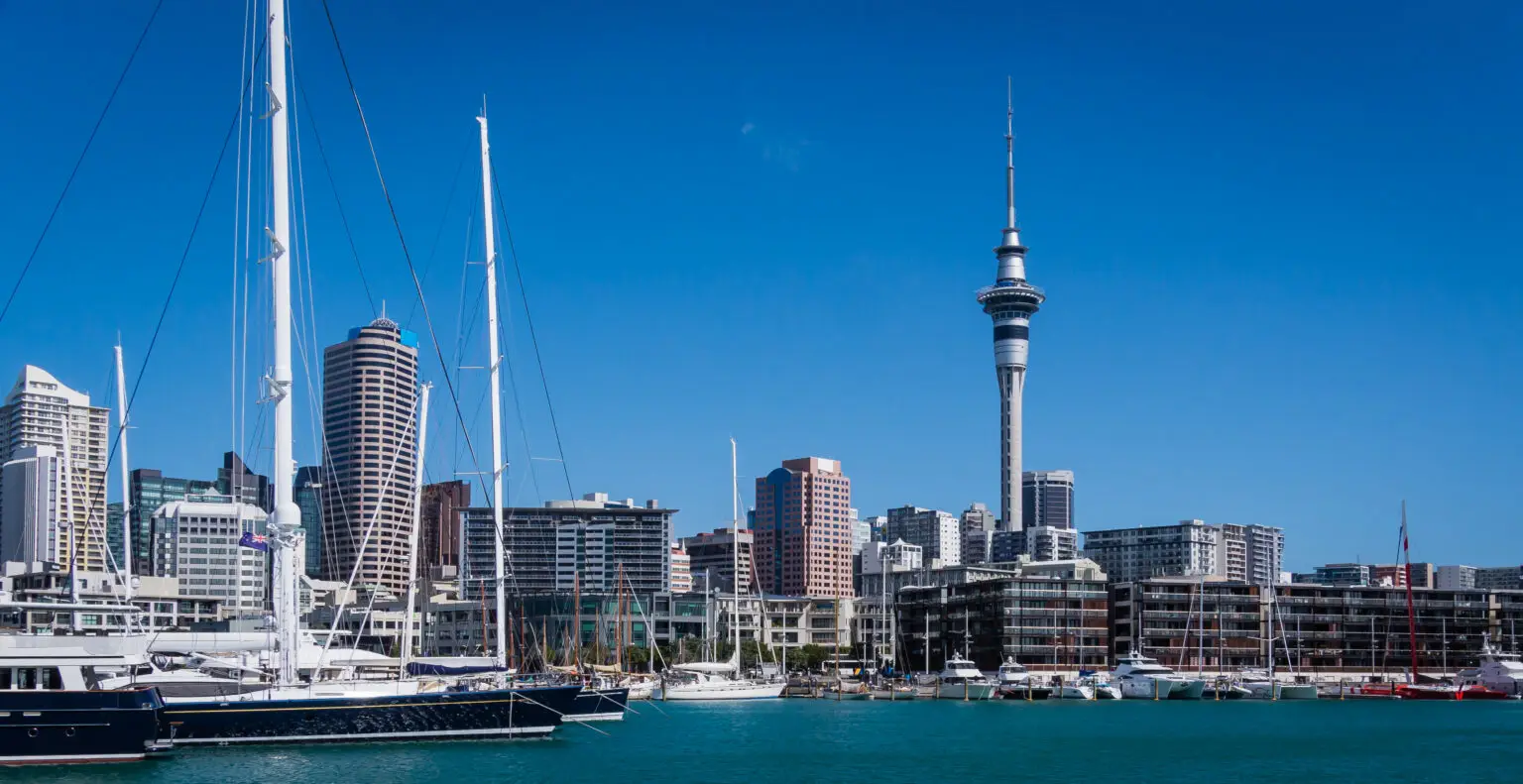 Hafen und Skyline von Auckland mit dem Sky Tower