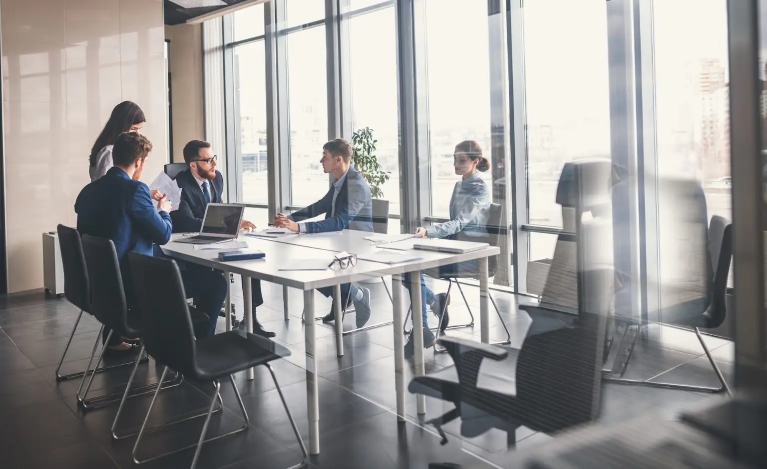 Fünf Personen bei einer Besprechung in einem Büro