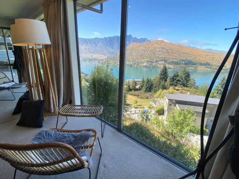 Blick aus einem Wohnraum auf See und Berge in Queenstown