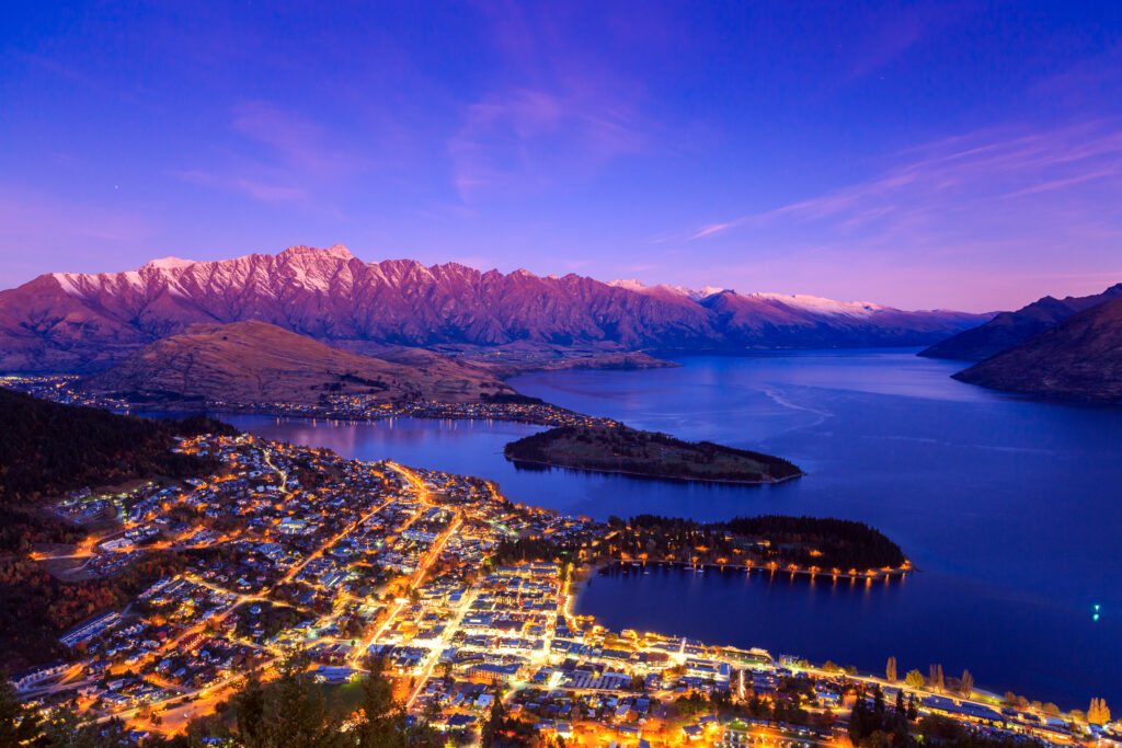 Queenstown am Lake Wakatipu mit Bergen in der Abenddämmerung