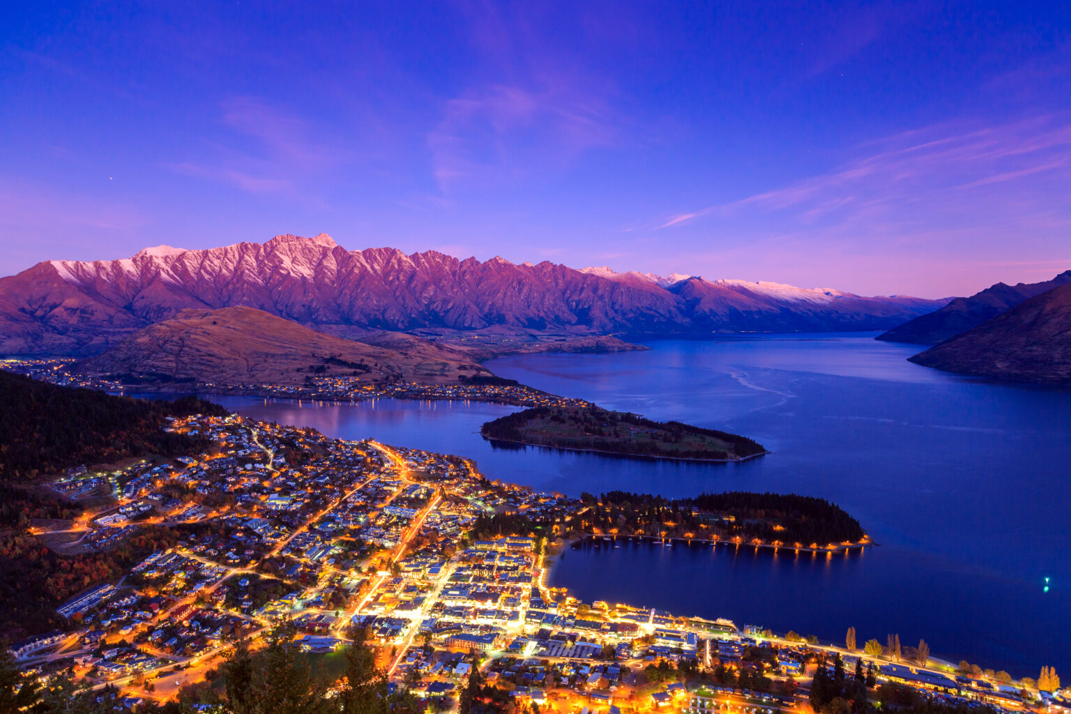 Queenstown am Lake Wakatipu mit Bergen in der Abenddämmerung