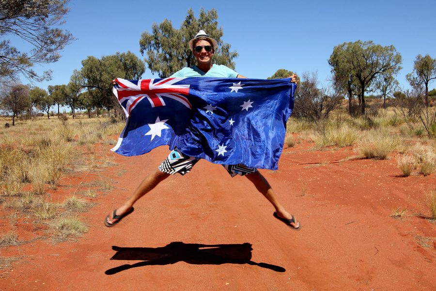 Jeune homme sautant avec le drapeau australien