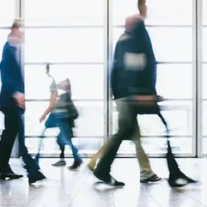 Anonymer Geschäftsmann geht Gang im Büro